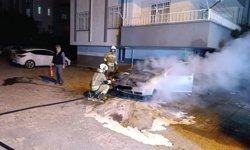 Dörtyol'da otomobilin motoru alevlere teslim oldu