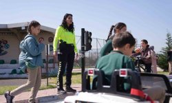 Düzce'de öğrenciler trafik kurallarını yaşayarak öğreniyor