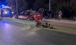 Edirne'de refüje çarpıp yan yatan otomobildeki 2 kişi kurtarıldı