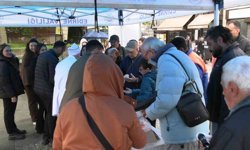 Edirne'de vatandaşlara 22 kilo Kakava kurabiyesi ikram edildi