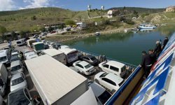 Elazığ-Pertek feribotunda metrelerce kuyruk oluştu