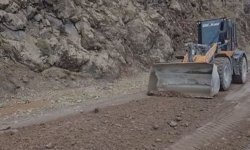 Elazığ'da heyelan nedeniyle kapanan köy yolu yeniden ulaşıma açıldı