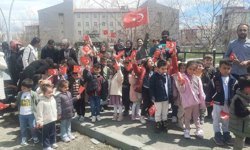 Eleşkirt'te çocuklar ilk bayramlarını aileleriyle okulda kutladılar