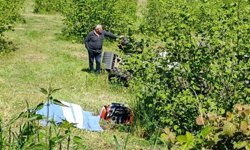 Emekli polis devrilen traktörün altında can verdi