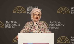Emine Erdoğan: 'Çocuklarımız için şiddeti özendiren ve sıradanlaştıran ne varsa, hangi mecrada ve ne kılıkta olursa olsun kararlılıkla mücadele etmek zorundayız'