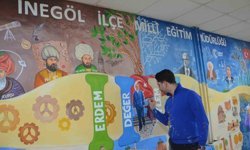 Engelli öğretmen hayal gücünü kullandı, Türkiye Yüzyılı Maarif Modeli müfredatını duvara resmetti