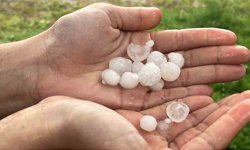 Erik büyüklüğündeki doluların isabet ettiği vatandaşlar panik yaşadı