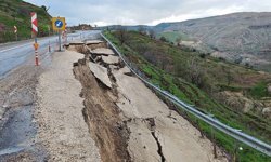 Eruh kara yolunda heyelan: Yolun bir bölümü çöktü