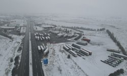 Erzincan'da kar etkisini gösterdi: Geçitlerde trafik kilitlendi