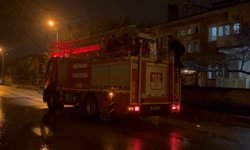 Erzincan'da mahsur kalan kedi itfaiye ekiplerince kurtarıldı