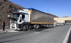 Erzincan'da seyir halindeki tırda çıkan yangın söndürüldü