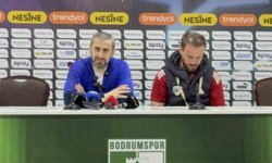 Erzurumspor FK oyuncuları basın toplantısını basıp kutlama yaptı