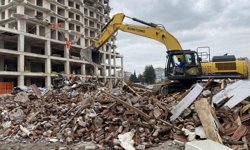 Eskişehir'de çöken binanın yanındaki riskli yapı da yıkıldı