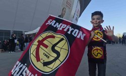 Eskişehirspor'a kumbarasını bağışlayan minik Buğra takımını yalnız bırakmıyor