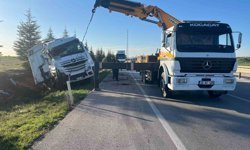 Ev eşyası yüklü tır şarampole devrildi