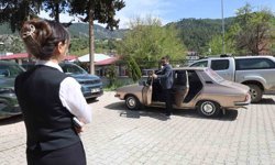 Fekeli gaziden Kaymakam Yılmaz'a, Ferdi Tayfur'un 'Hatıran Yeter' şarkısıyla teşekkür