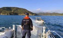 Fethiye açıklarında sürüklenen tekneyi Sahil Güvenlik kurtardı