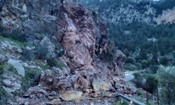 Fethiye'de kaya düşmesi sonucu Faralya yolu ulaşıma kapandı