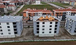 Fırtına binanın çatısını uçurdu, faciadan dönüldü