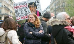 Fransa'da çocuk istismarlarına karşı 'Çocuğuma Dokunma' protestosu