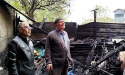 Garajda alevlere teslim olan 2 araç ve motosiklet kullanılmaz hale geldi