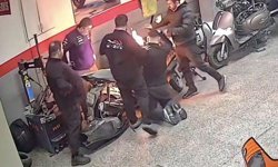 Gaziosmanpaşa'da tamir edilmeye çalışılan motosiklette yangın çıktı, o anlar kamerada