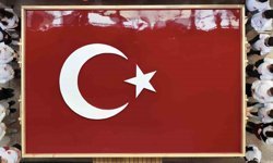 Geleneksel yöntemlerle dev Türk bayrağı yapıldı