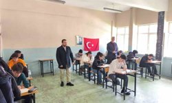 Gençler bilgileriyle umre için yarıştı