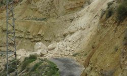 Gercüş'te dev kayalar yolu kapattı