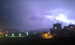 Gercüş'te şimşekler geceyi aydınlattı