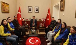 Gökçeada'nın şampiyon kızları kaymakamlık makamında ağırlandı