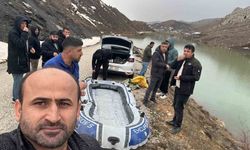 Göle dönen yayla yolundan botla geçip köylerine gittiler