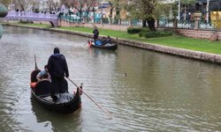 Gondolların yol arkadaşı ördekler oldu