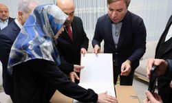 Görme engelli hafıza Vali Aydoğdu'dan Braille alfabesiyle yazılmış Kur'an hediye