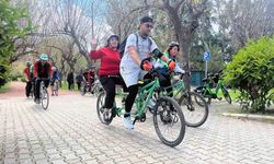 Görme engelliler, tandem bisikletle sınırlarını aşıyor