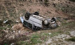 Hafif ticari araç takla attı: 4 yaralı