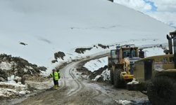 Hakkari İl Özel İdaresi ekipleri geceyi yolda geçirdi