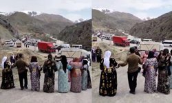 Hakkari-Van yolunda heyelan yolu kapattı, halay moral oldu