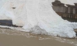 Hakkâri'de çığ: Zap Suyu'nun önünü kesti