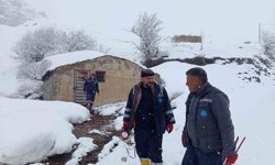 Hakkari'de kar altında su deposu kontrolü