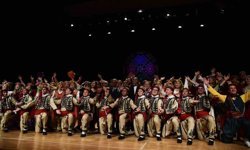 Halk Dansları Topluluğu sahnede folklor şöleni sundu
