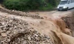 Hatay'da heyelan yaşanan yol ulaşıma kapandı