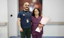 Hekim oğuldan ebe anneye Ebeler Haftası sürprizi