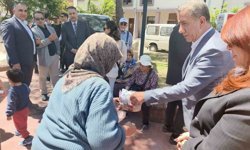 Herkes belediye başkanı olarak,işportacı teyze ise müşteri olarak gördü