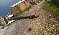 Hilvan'da dehşet anları kamerada: Fırtına çatıları uçurdu, direkleri devirdi