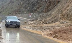 Hizan-Bahçesaray yoluna dökülen çamur ve kayalar temizlendi