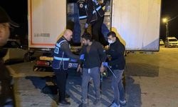 Hurma ve fıstık yağı yüklü tırda 18 kaçak göçmen yakalandı