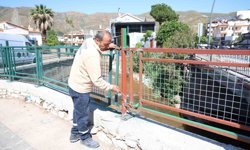 İçmeler'de korkuluklar yenileniyor