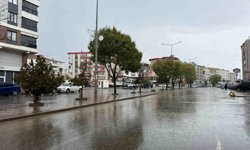 Iğdır'da 5 dakikalık sağanak hayatı felç etti