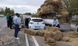 Iğdır'da kamyonet ile otomobil çarpıştı: Otlar aracın üzerine döküldü